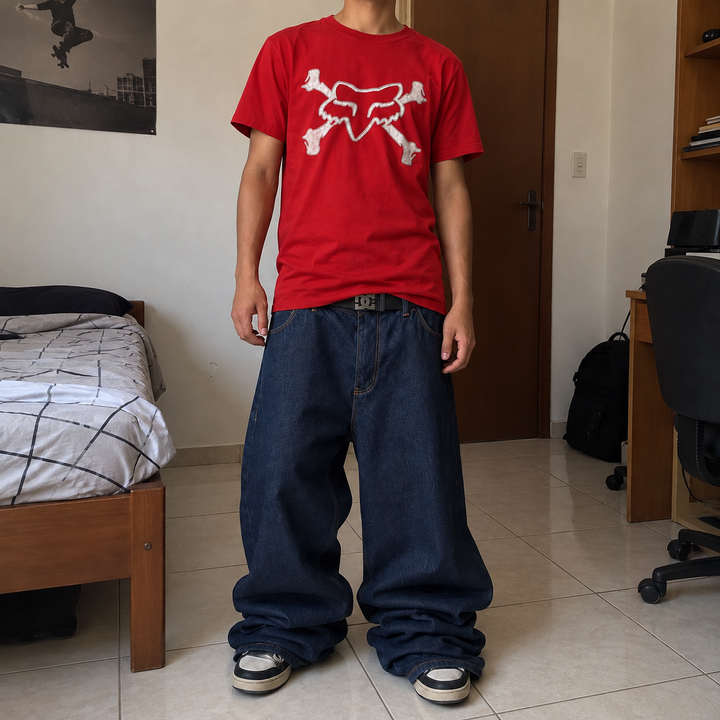 Camiseta Fox Crossbones vermelha vestida, foto revisada 4