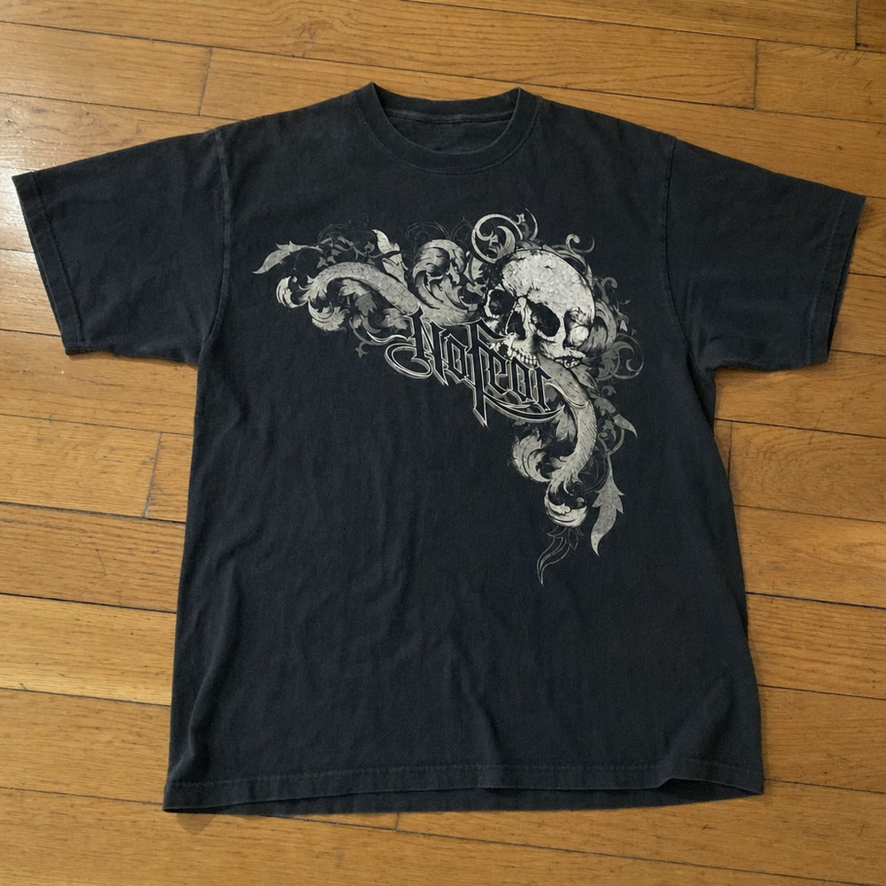 Camiseta preta NO FEAR SKULL esticada, estampa completa
