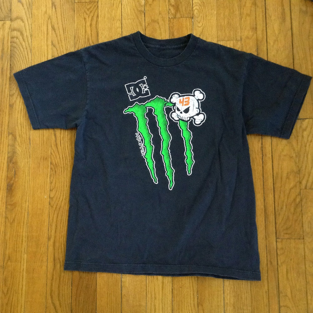 Camiseta preta DC MONSTER 43 esticada, estampa completa
