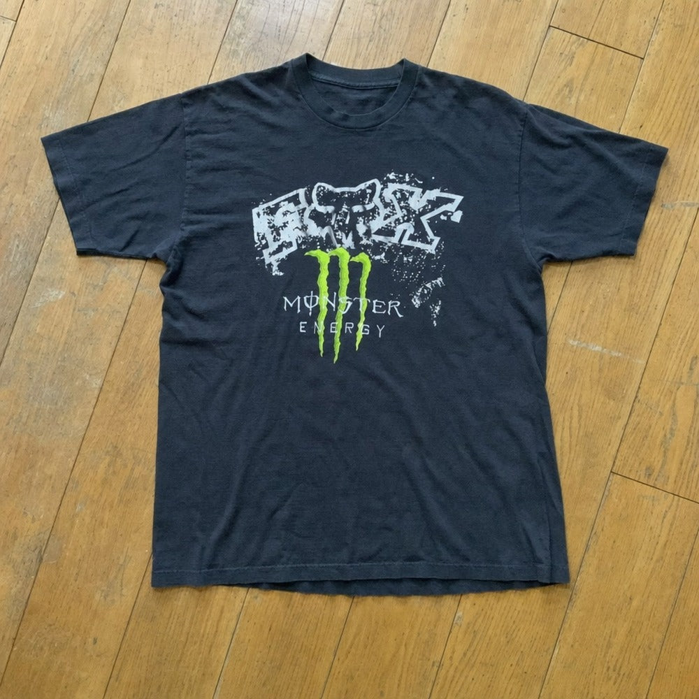 Camiseta preta MONSTER FOX esticada, estampa completa