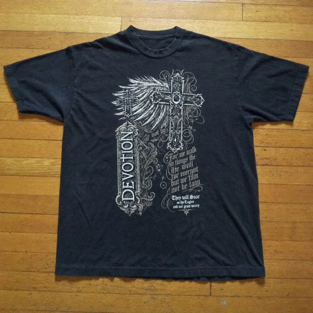 Camiseta preta DEVOTION CROSS esticada, estampa completa