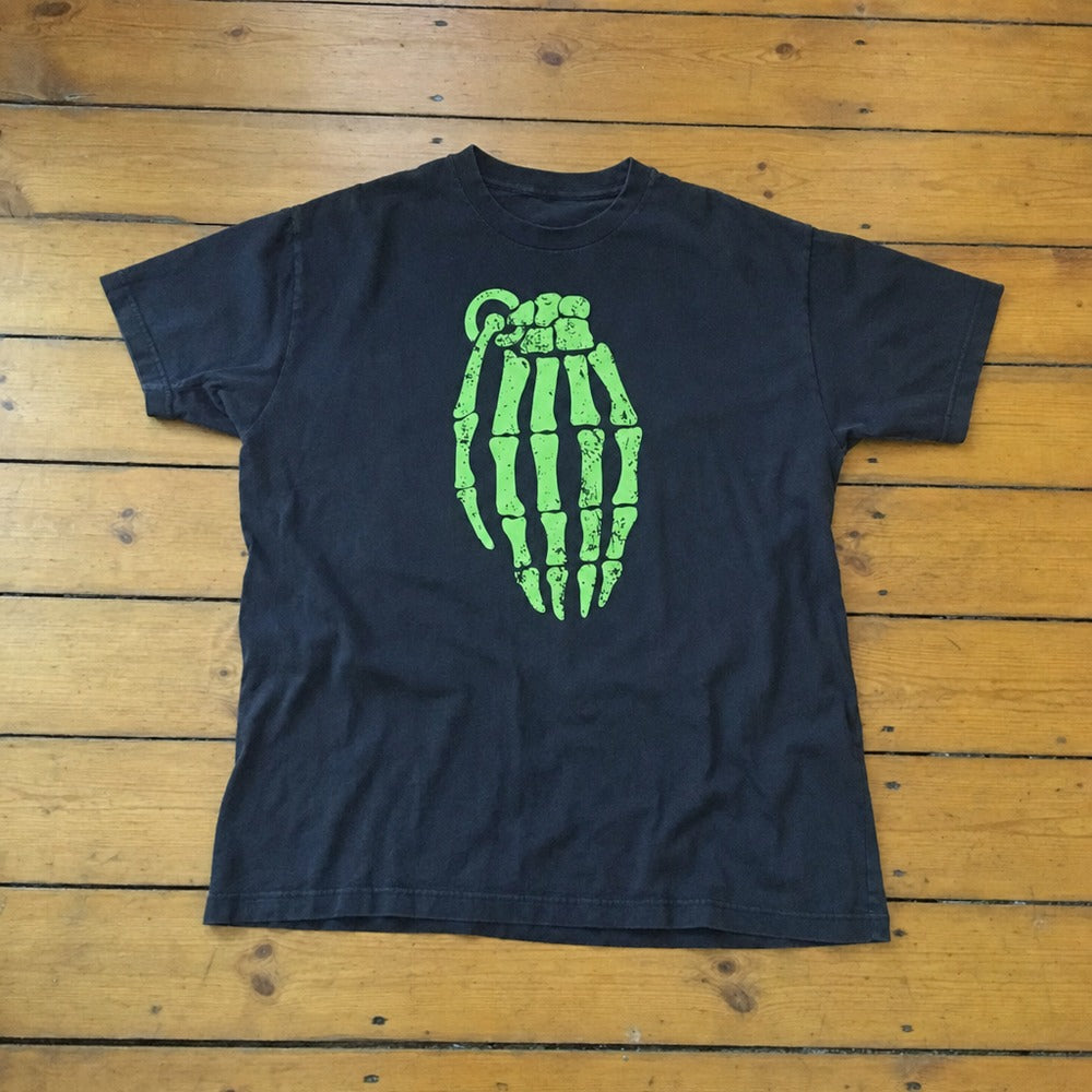 Camiseta preta MÃO GRANADA esticada, estampa completa