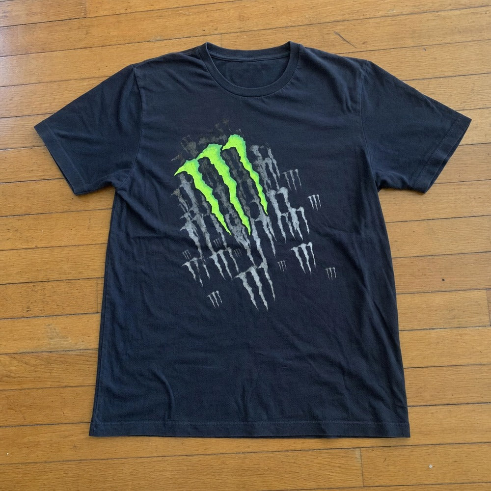 Camiseta preta GARRAS RASGADAS esticada, estampa completa