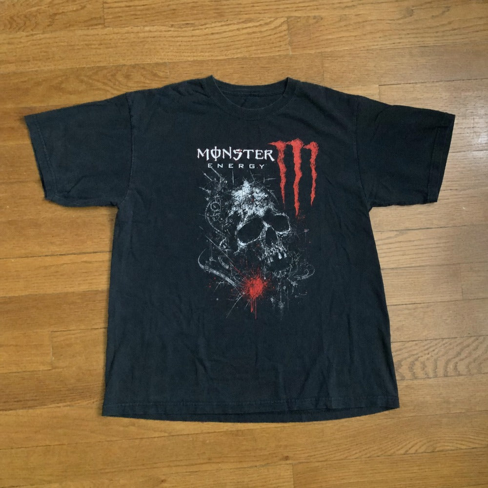 Camiseta preta MONSTER SKULL esticada, estampa completa