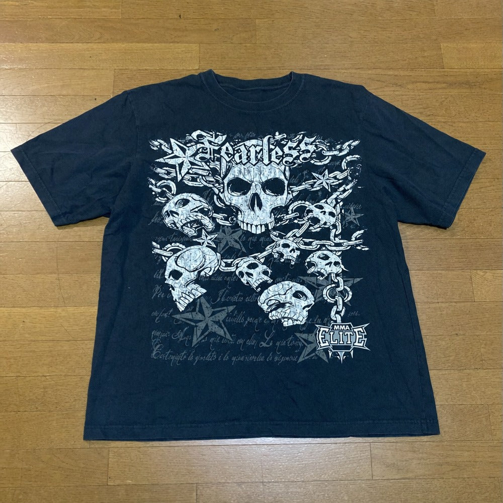 Camiseta preta FEARLESS MMA ELITE esticada, estampa completa