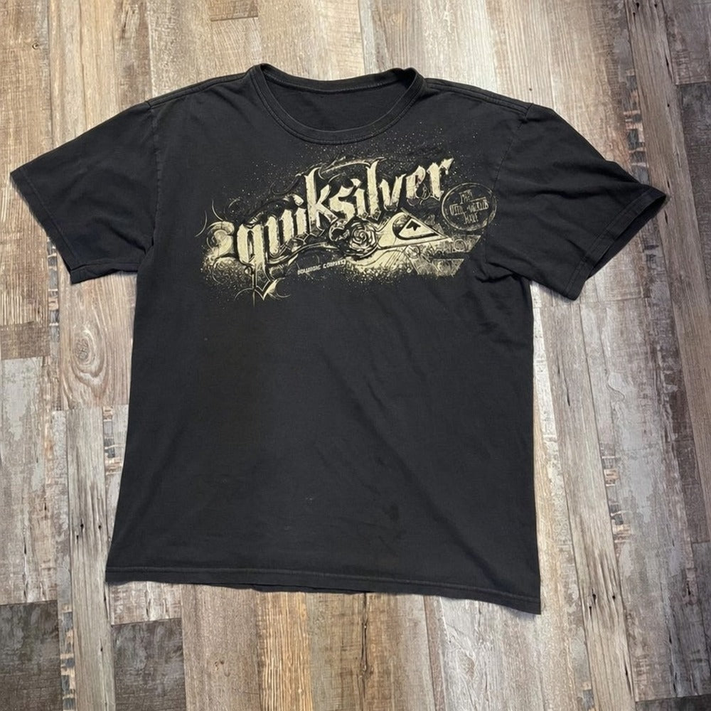 Camiseta preta QUIKSILVER ORNAMENTAL esticada, estampa completa