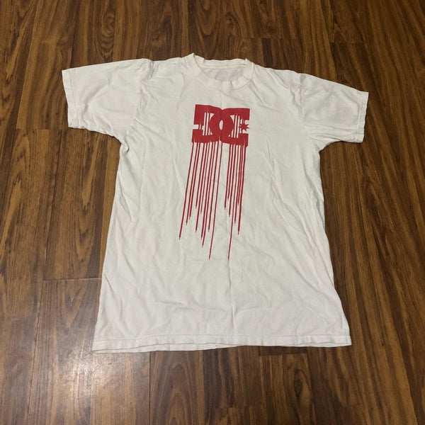 Camiseta branca DC DRIP esticada, estampa completa