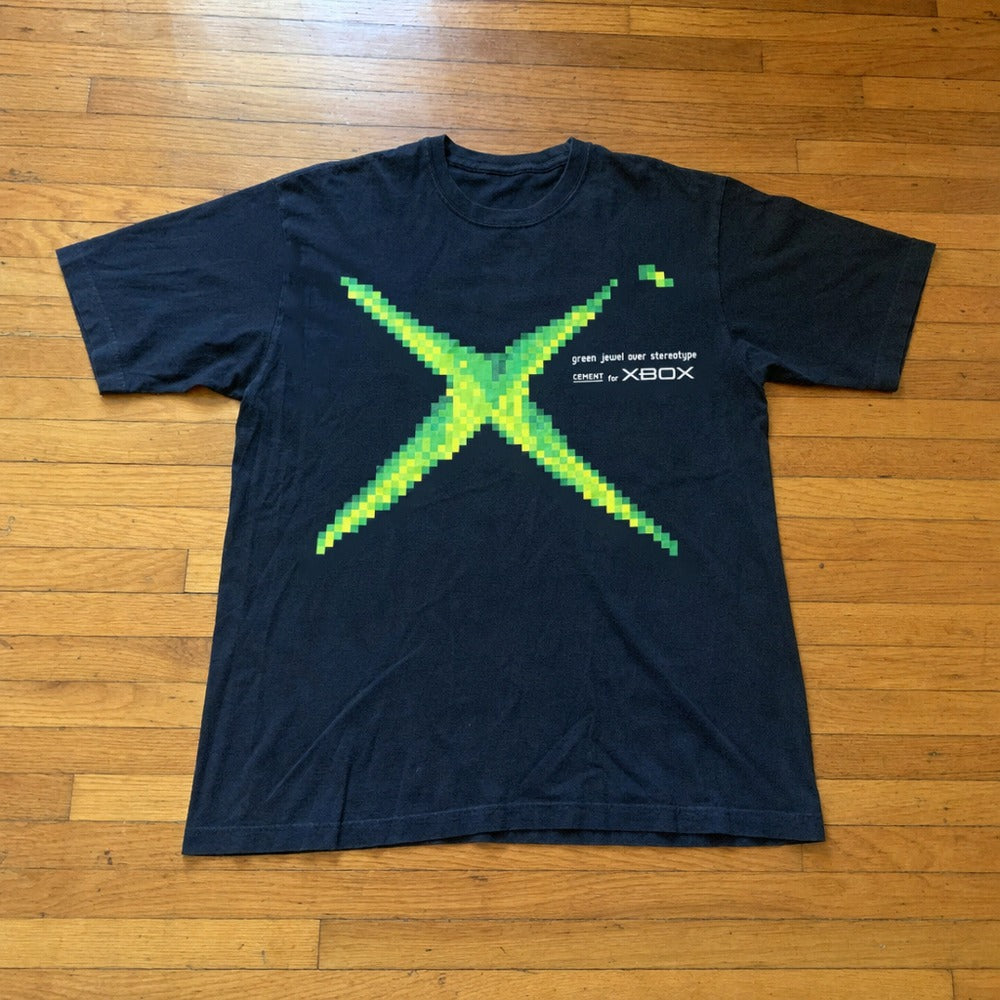 Camiseta preta X PIXELADO VERDE esticada, estampa completa
