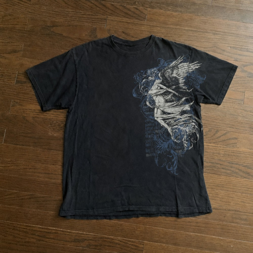 Camiseta preta ANGEL SCROLLS esticada, estampa completa