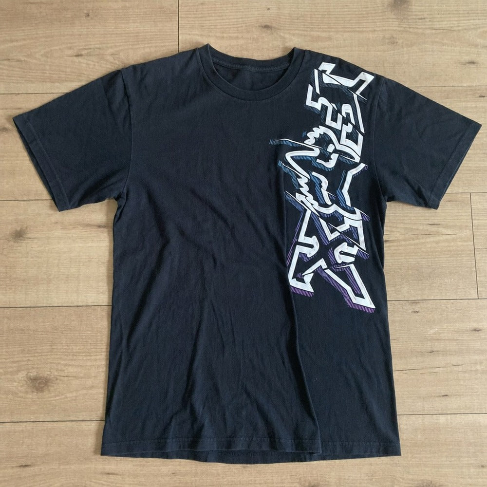 Camiseta preta FOX VERTICAL esticada, estampa completa
