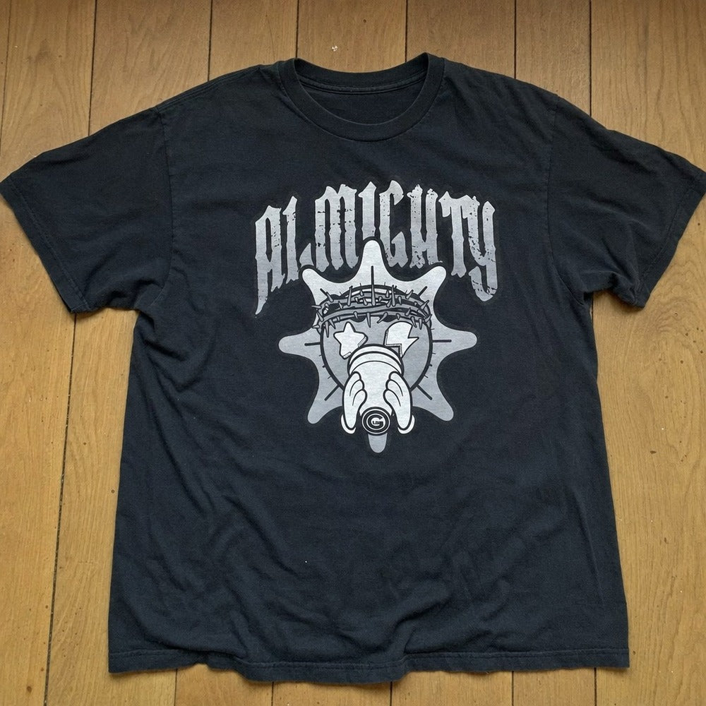 Camiseta preta ALMIGHTY GLO esticada, estampa completa