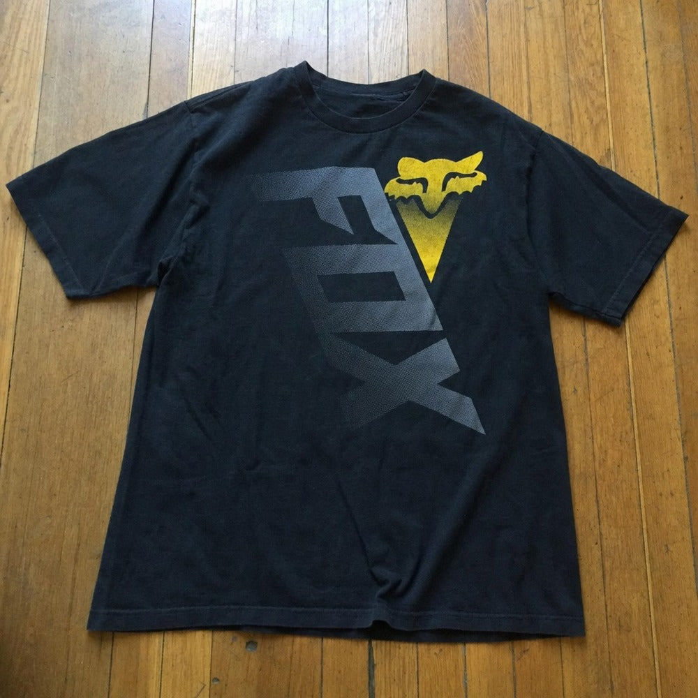 Camiseta preta FOX YELLOW HEAD esticada, estampa completa