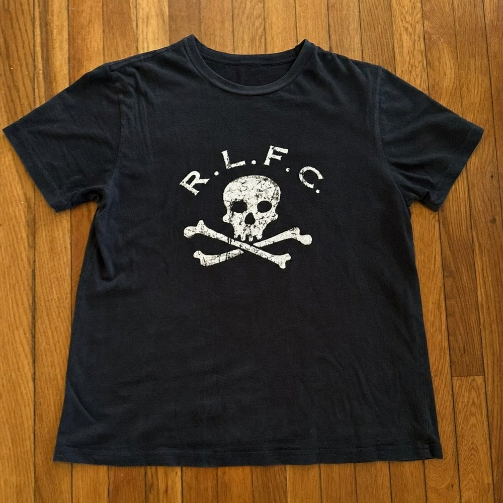 Camiseta preta RLFC SKULL esticada, estampa completa