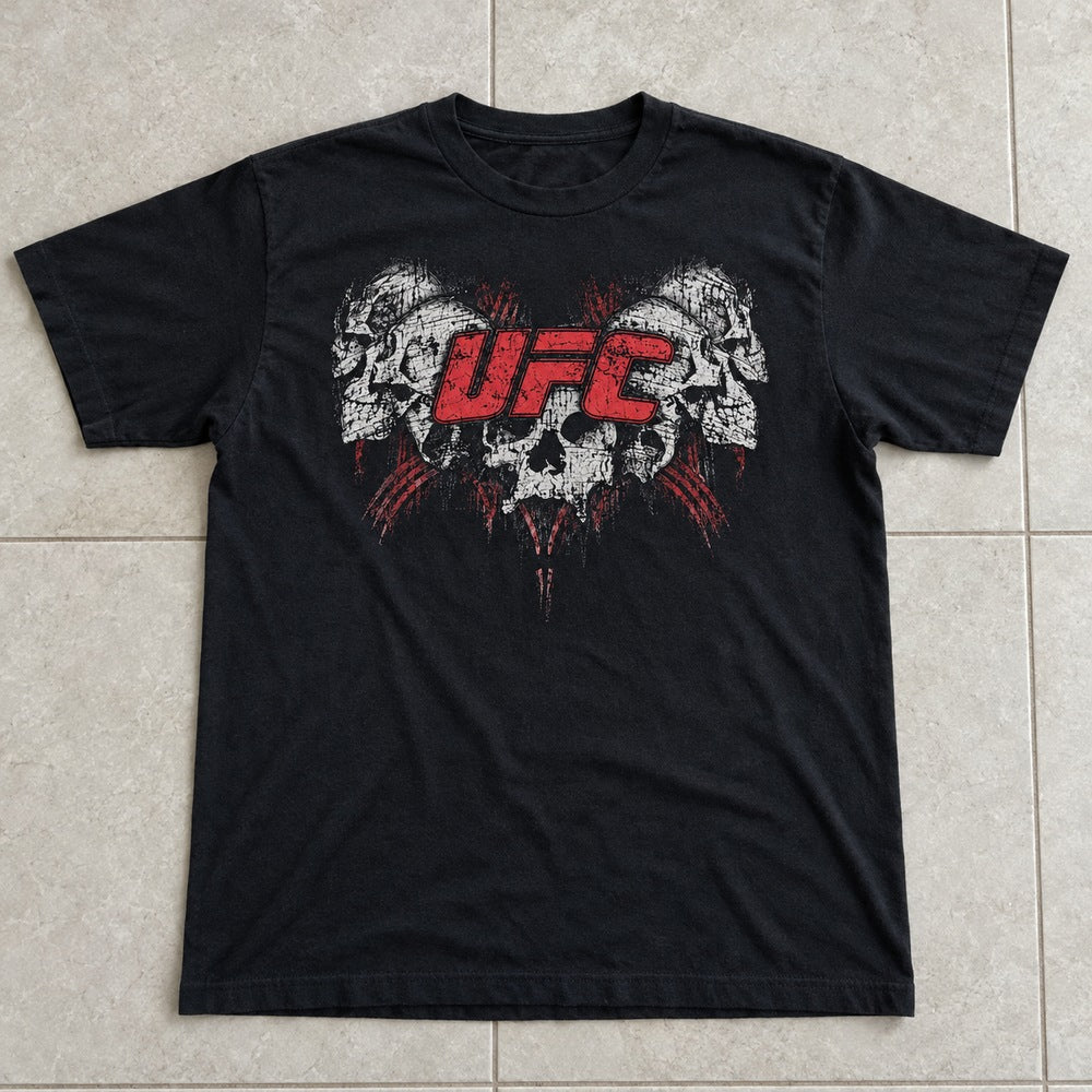 Camiseta preta UFC CAVEIRAS esticada, estampa completa