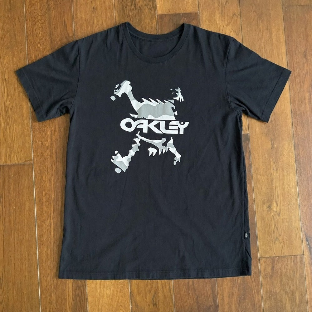 Camiseta preta OAKLEY CAMO SKULL esticada, estampa completa