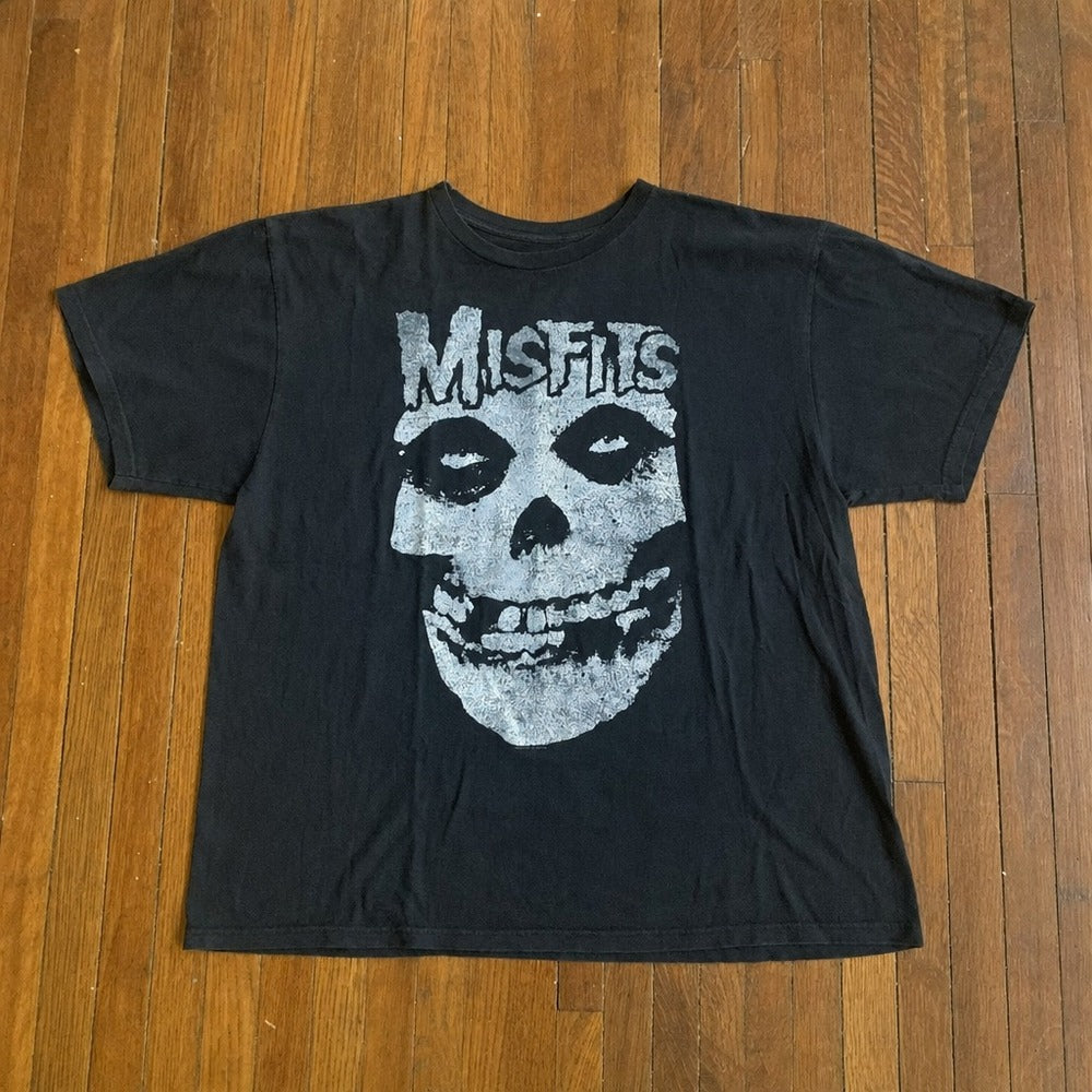 Camiseta preta MISFITS CRIMSON GHOST esticada, estampa completa