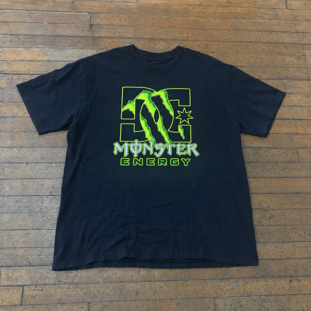 Camiseta preta MONOGRAMA GARRAS esticada, estampa completa