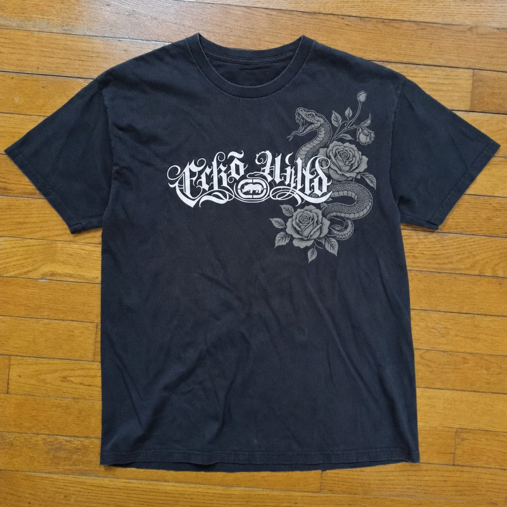 Camiseta preta ECKO UNLTD ROSES esticada, estampa completa
