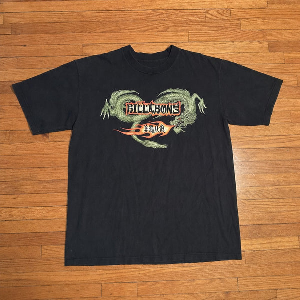 Camiseta preta BILLABONG DRAGON esticada, estampa completa