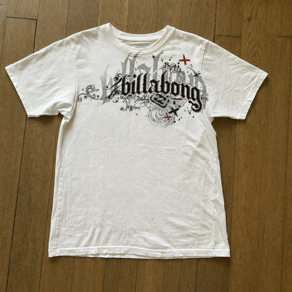 Camiseta branca BILLABONG SCRIPT esticada, estampa completa