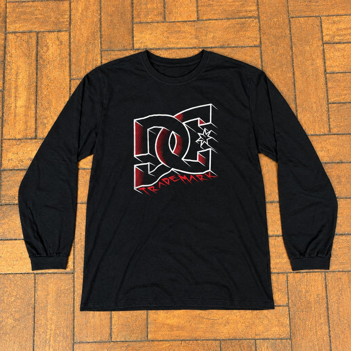 Longsleeve Crimson Geometry preta, flatlay