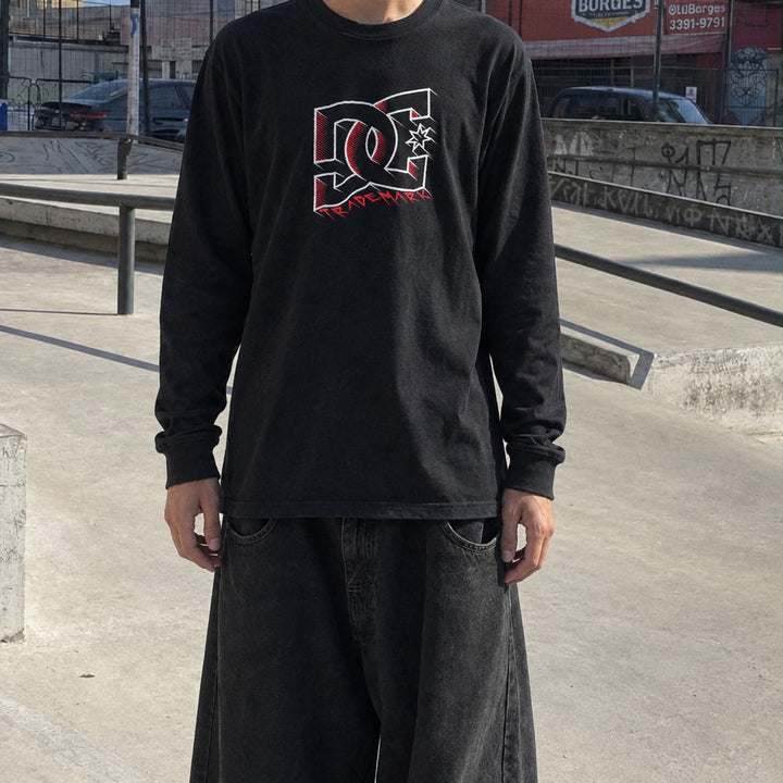 Longsleeve Crimson Geometry preta, tryon