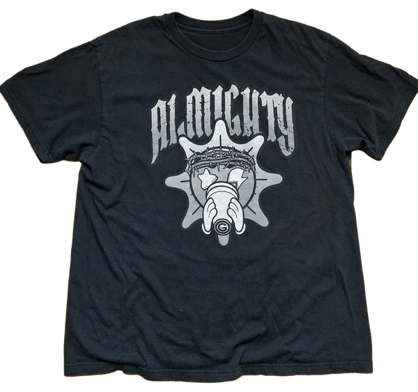 Camiseta preta ALMIGHTY GLO esticada, estampa completa