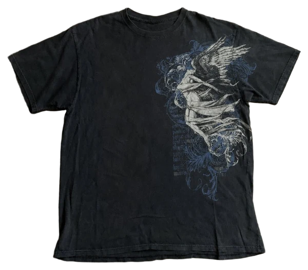 Camiseta preta ANGEL SCROLLS esticada, estampa completa