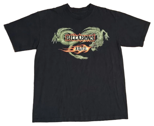 Camiseta preta BILLABONG DRAGON esticada, estampa completa