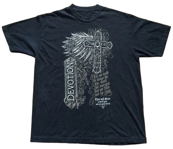 Camiseta preta DEVOTION CROSS esticada, estampa completa