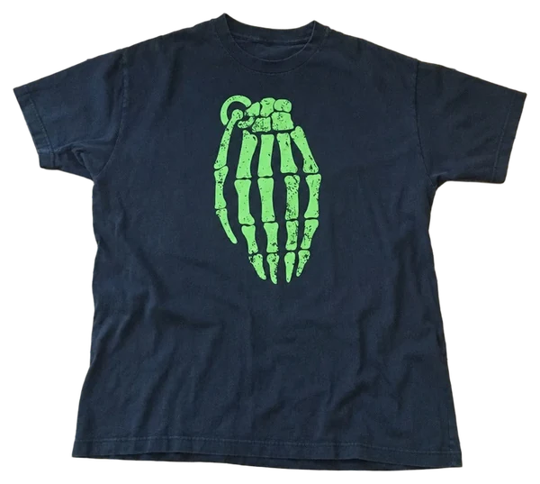 Camiseta preta MÃO GRANADA esticada, estampa completa