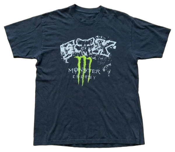 Camiseta preta MONSTER FOX esticada, estampa completa