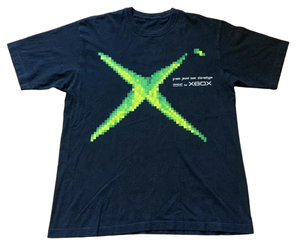 Camiseta preta X PIXELADO VERDE esticada, estampa completa